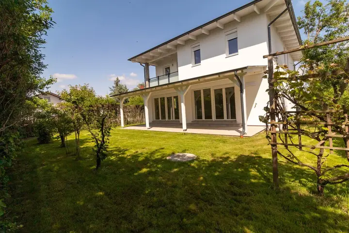 Blick vom Garten zum Haus
