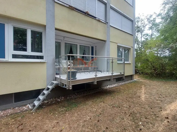 Außenansicht mit Terrasse