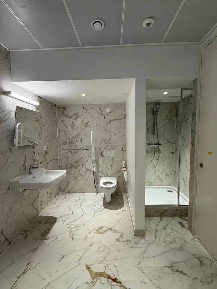 Barrierefreies_WC_mit_Dusche
