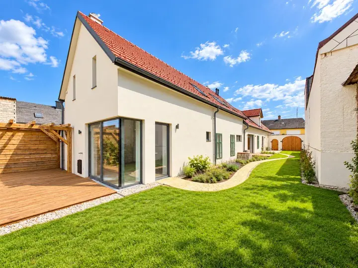 Nebentrakt mit Holzterrasse