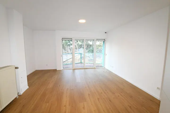 Wohn-Esszimmer mit Zugang zum Balkon