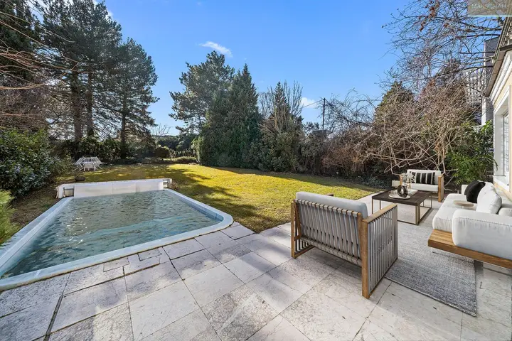 Gartenterrasse vor dem Wohnsalon mit Pool / Symbolfoto