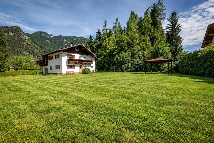 Alpenchalet mit gepflegtem Rasen
