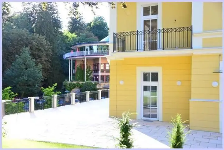 VA aussen EIngang und Terrasse SOW