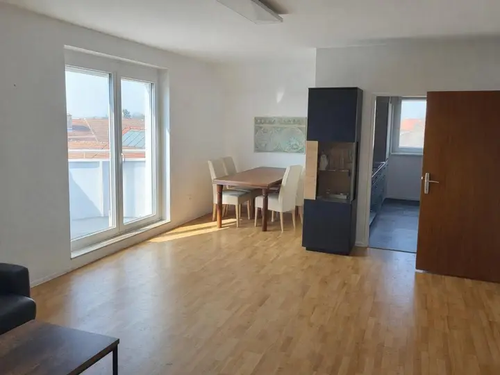 Helles Wohnzimmer mit Essbereich