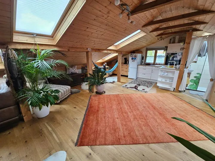 RENOVIERTES LOFT IM DACHGESCHOSS IN HOLZLEITEN