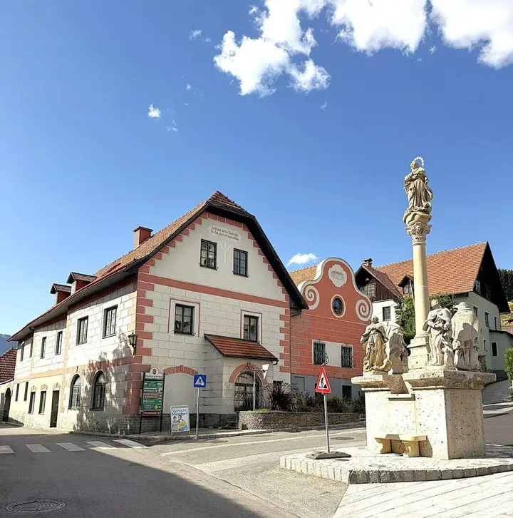 Hausansicht mit Mariensäule