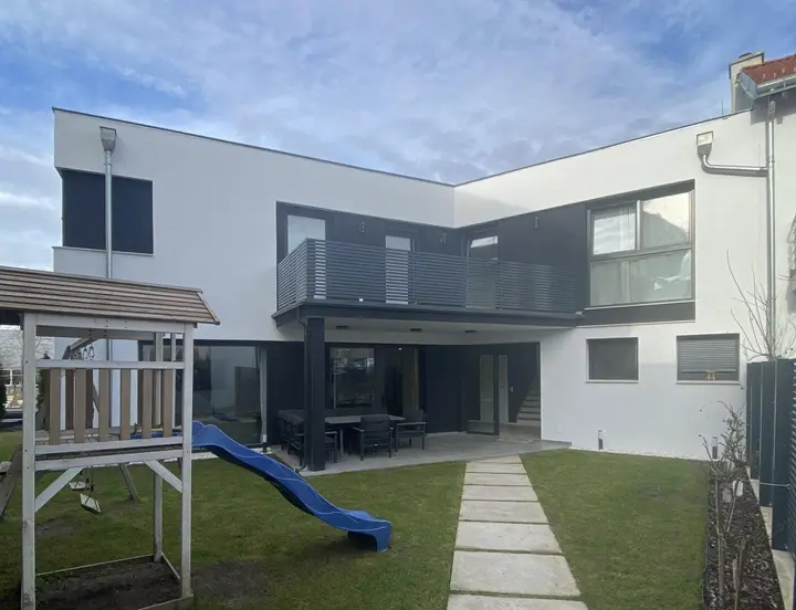 Ansicht Haus mit Garten