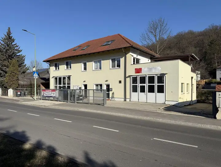 Gewerbeimmobilie mit guter Sichtlage an der Hauptstraße