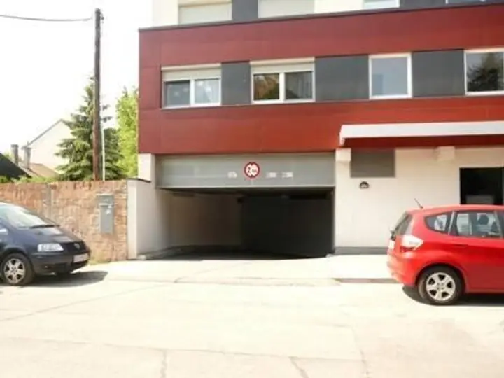 159001 Friedrich Manhartstr. Garageneinfahrt