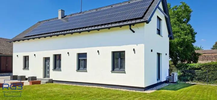 Modernes Einfamilienhaus mit RainBird Beregnungsanlage, Photovoltaikanlage und Wärmepumpe
