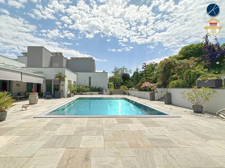 Große Terrasse mit Edelstahl-Überlaufpool