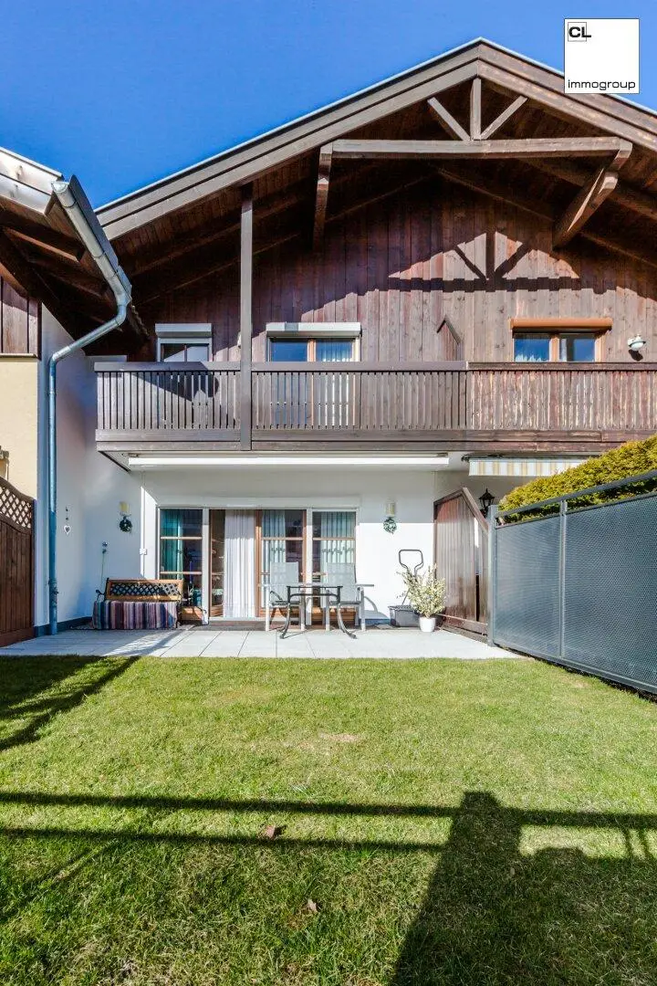 Sonnige Terrasse mit Garten
