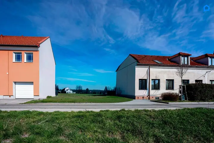 Baulücke nach Abbruch mit KI erzeugt
