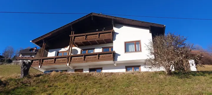 Sonnige Außenansicht