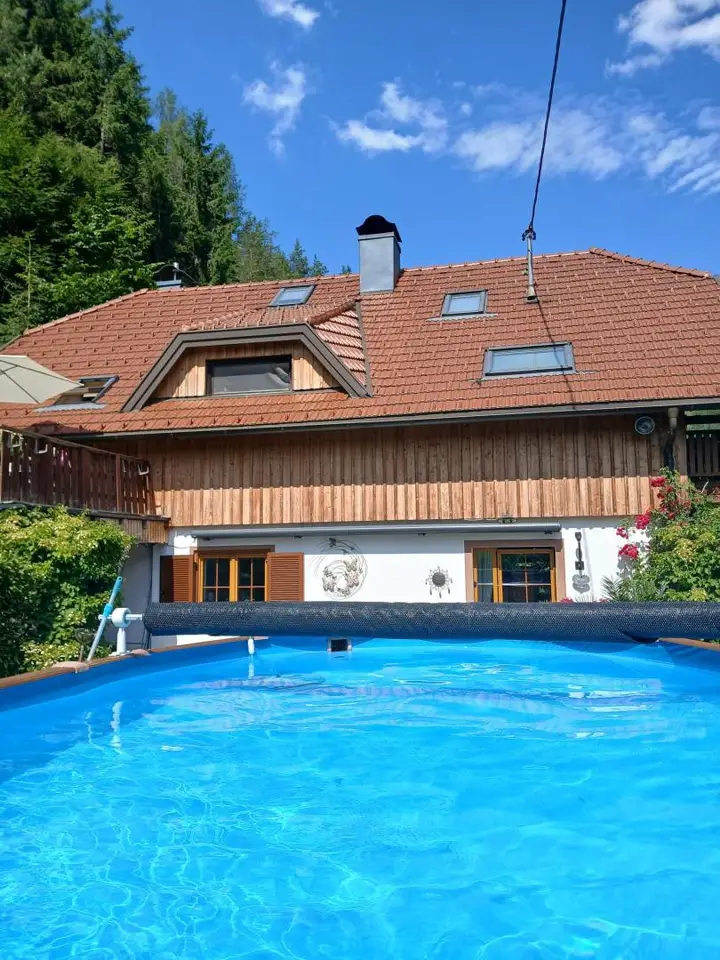 Pool und Haus