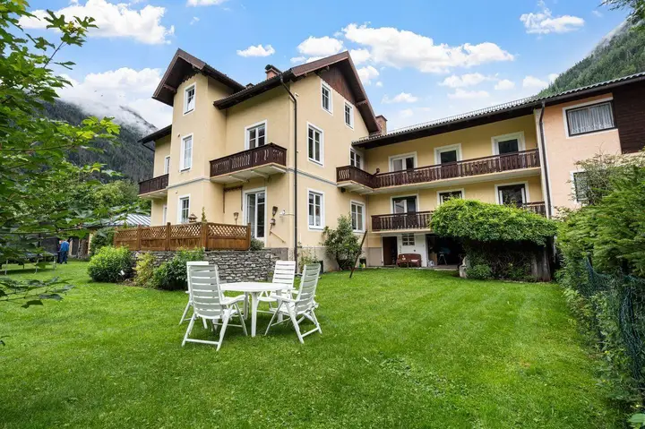Appartementhaus mit Garten