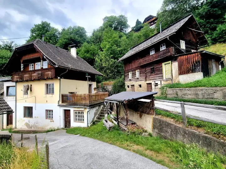 Haus mit Nebengebäude