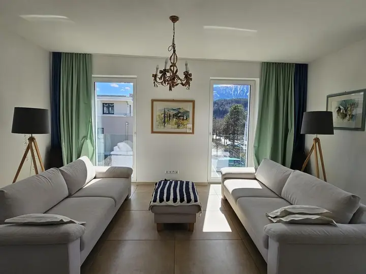 großzügiges Wohnzimmer