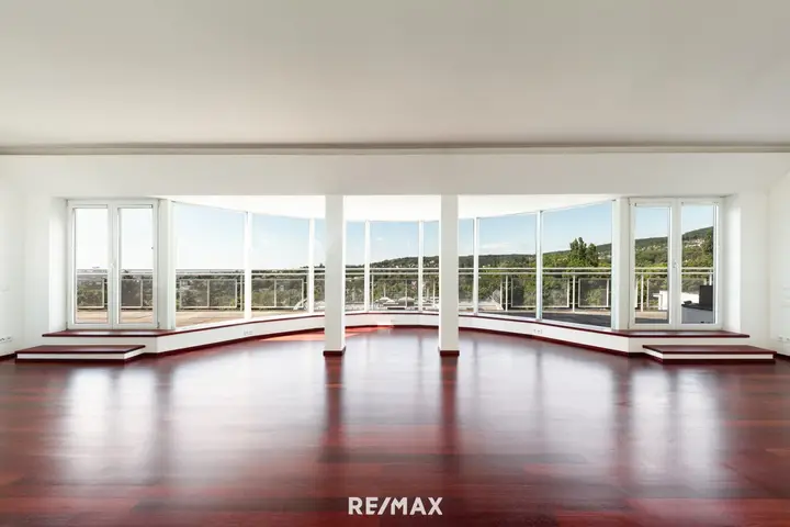 Klare Architektur mit großen Fensterflächen
