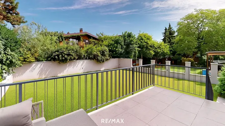 Terrasse mit Blick in den Garten