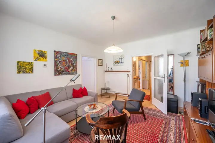 helles Wohnzimmer Blick Schlafzimmer