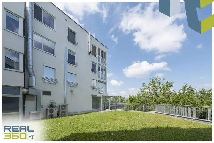 Außenansicht mit Grünfläche