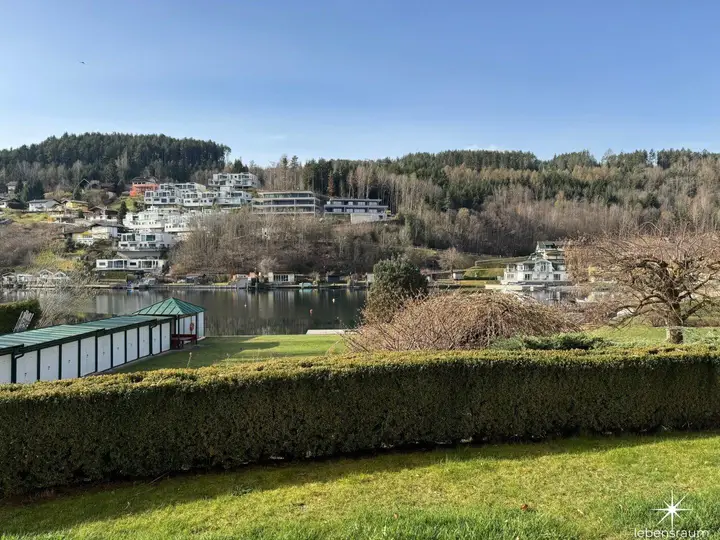 Terrasse. Liegewiese. See.