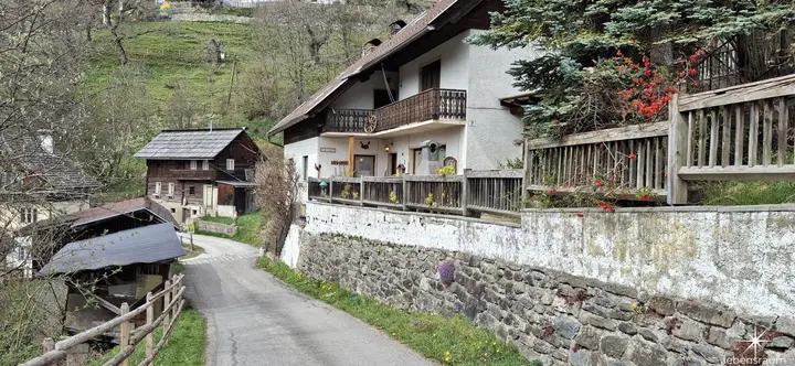 Schuppen (links) und Haupthaus (rechts).