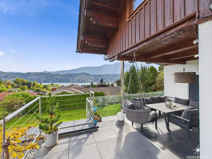 Süd-Terrasse mit Blick auf den See.