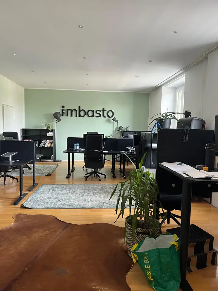 Großes Bürozimmer straßenseitig