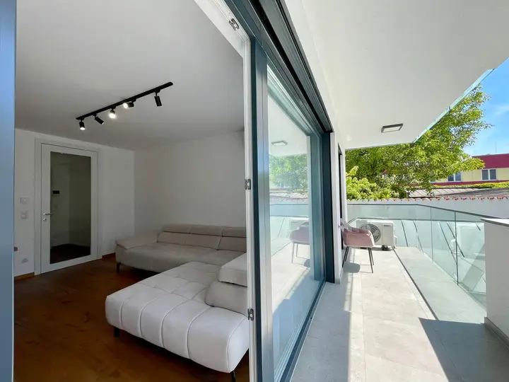 Wohnzimmer mit Balkon