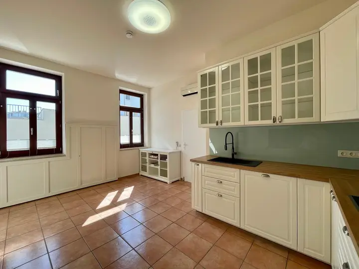 Wohnzimmer mit offener Küche