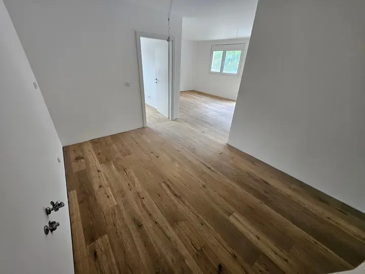 Küchenbereich mit Wohnzimmer