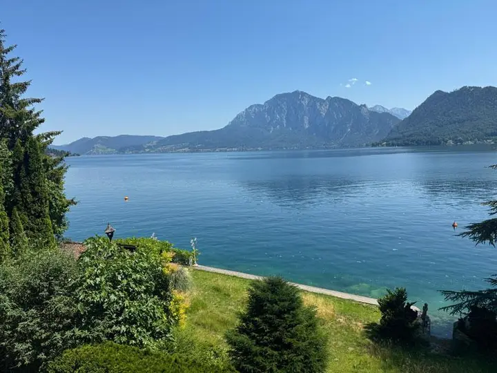 Großartiges Panorama Attersee und Bergkulisse