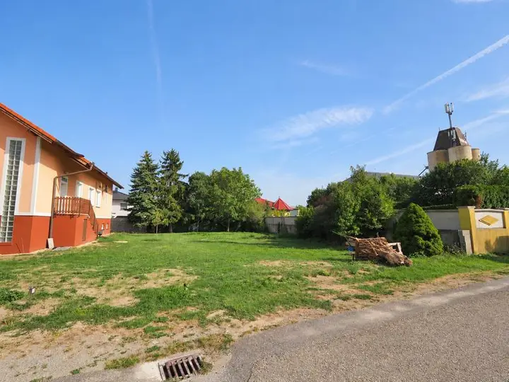Baugrundstück_Foto_von_der_Strasse