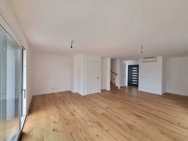 Wohnküche mit Zugang zum Garten