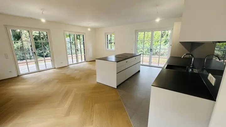 lichtdurchfluteter Wohnraum