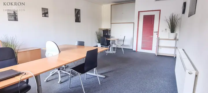 Büroraum mit Besprechungsbereich