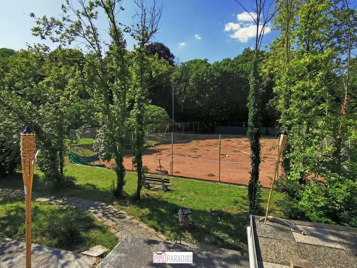 Terrasse - Aussicht auf Tennisplatz