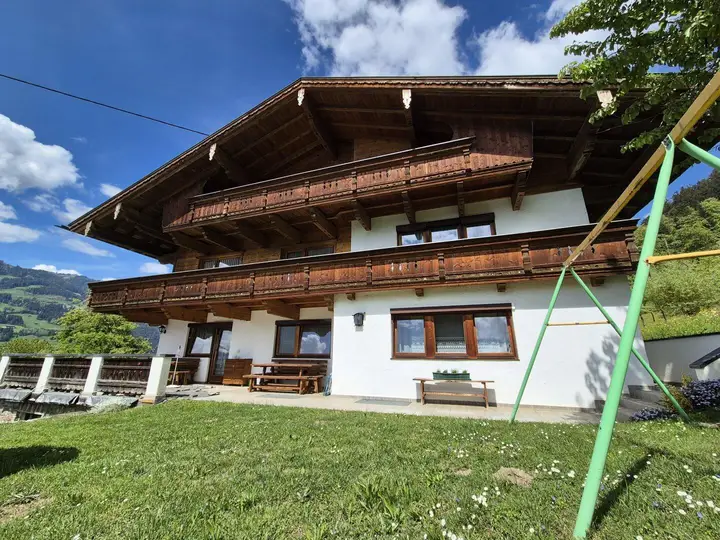 Außenansicht Südseite mit Garten und Terrasse