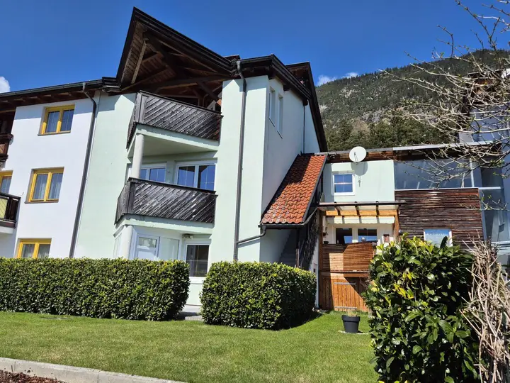 Außenansicht Südseite mit Garten und Terrasse