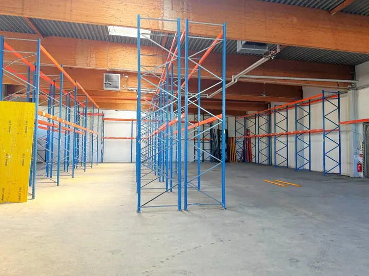 Lagerhalle mit Regalsystem