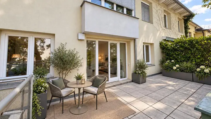Terrasse mit Tisch