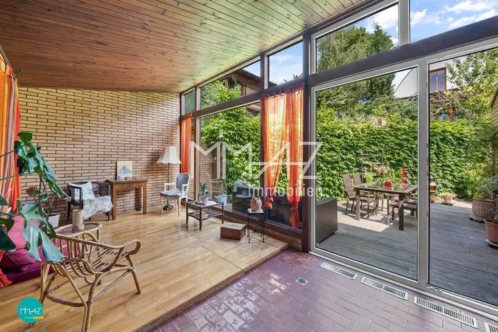 Verglaster Wohnraum mit Ausgang Terrasse