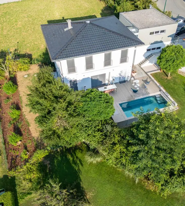 Wohnhaus mit Pool und großer Terrasse