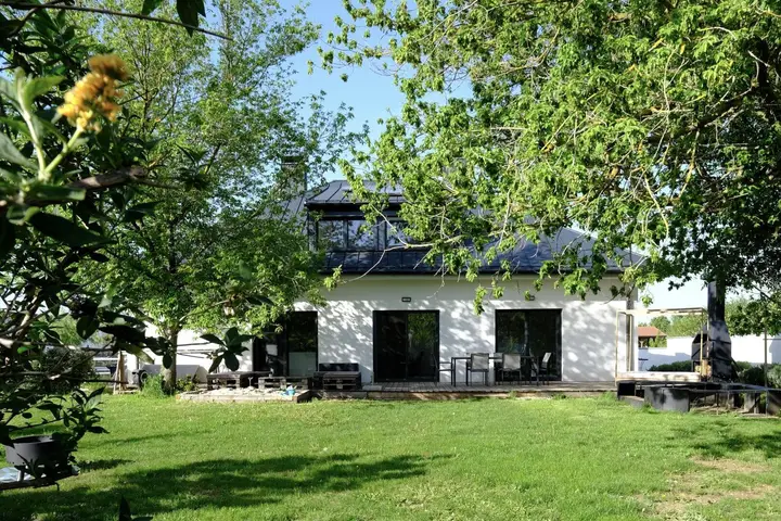 EXKLUSIVES Einfamilienhaus mit eigenen Pferdeboxen
