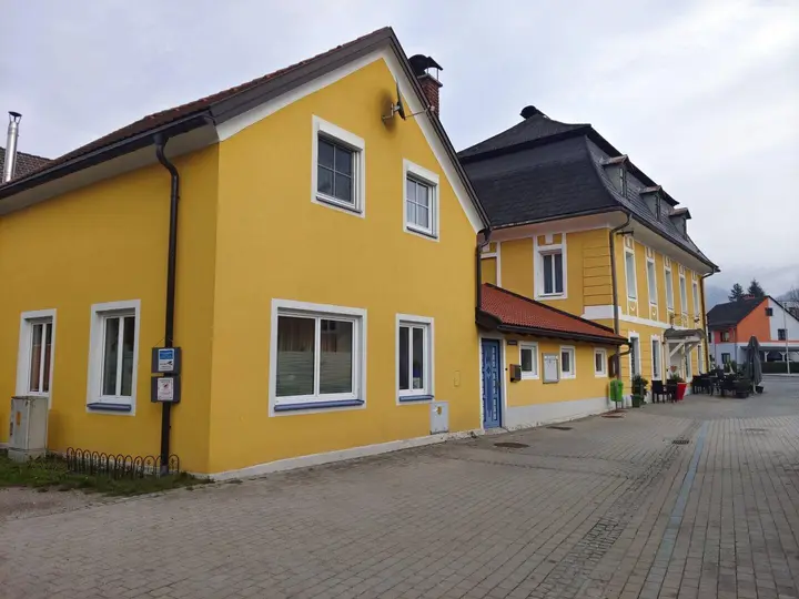 Wohnhaus mit Carport und Cafe