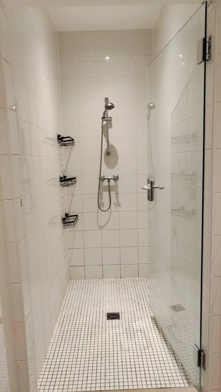 Großzügige Dusche