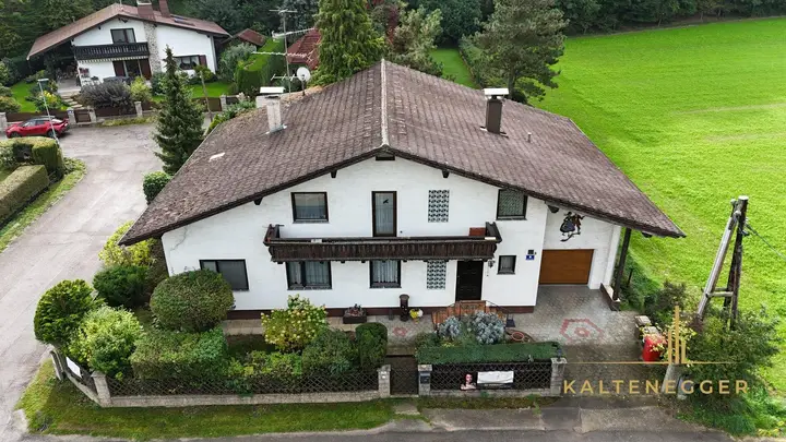 Drohnenfoto: Haus Vorderansicht